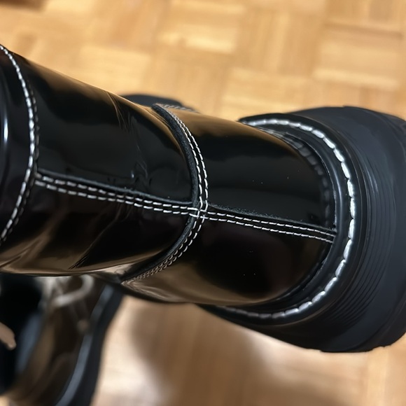 Alexander McQueen - Picture 14 of 16